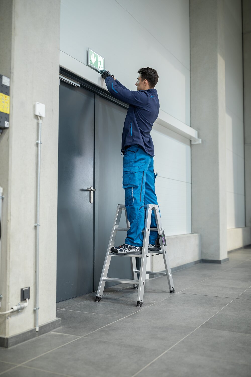 Stufen-Stehleiter beidseitig , 2x4 Stufen